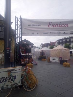 Vor dem Start. Erste Hürde danach, der Cauberg mit 8-12% Steigung